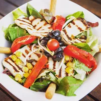 Hellim Peynirli, Tavuklu Salata - Mavi Beyaz Boncuk Kafe