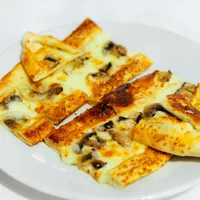 Mantarlı ve Kaşarlı Pide - Lalezar Restaurant